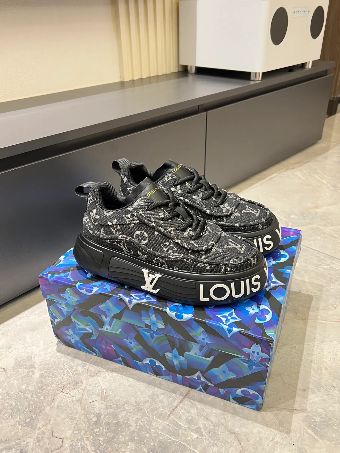 p560 "LOUI* VUITTO*" popular men's casual shoes, genuine development in Italy💯Purchase level quality✔️The upper is made of official website material first-layer cowhide, comfortable and soft sheepskin feet⚡️Fashionable and versatile. The toe last shape is firm and full, and the soles are made from LV original molds and can be freely entered and exited the counter. They are light and comfortable on the foot~purely handmade, details determine the quality! Size:39-44, (38.45 customized)